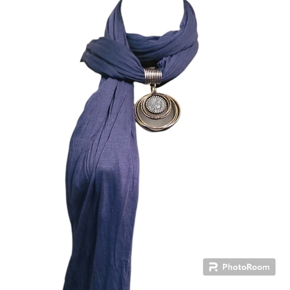 Scarf Wrap with Removable Jewlery Charm - Picture 2 of 5